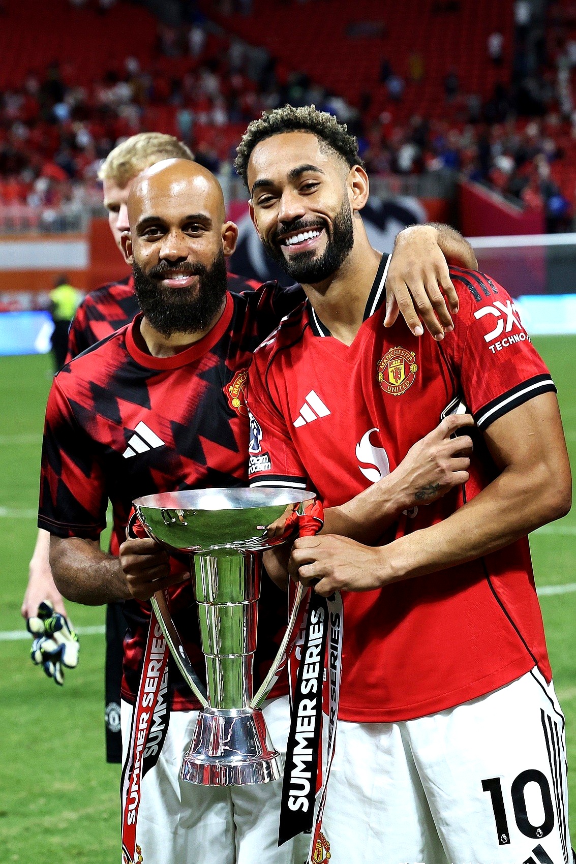 包含德甲今晨再迎强敌，纽卡斯尔刷新队史纪录，主帅态度：态度坚定，阵容厚度经受考验的词条