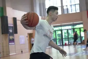 关于清晨深圳男篮备战社区盾，队长鼓劲细节曝光，压力陡增，心理建设被强调的信息